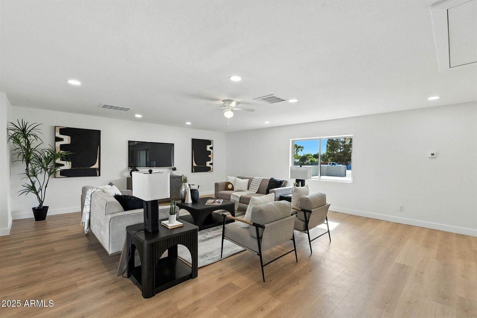 7637 North 7TH Avenue, Phoenix, AZ 85021