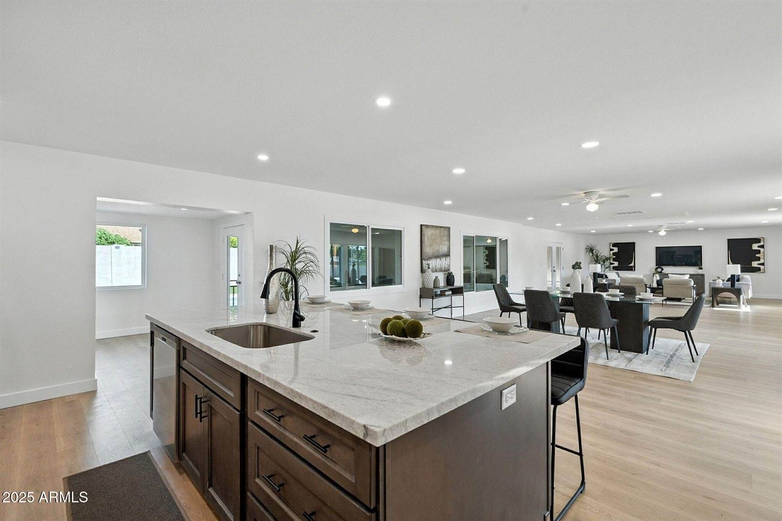 7637 North 7TH Avenue, Phoenix, AZ 85021