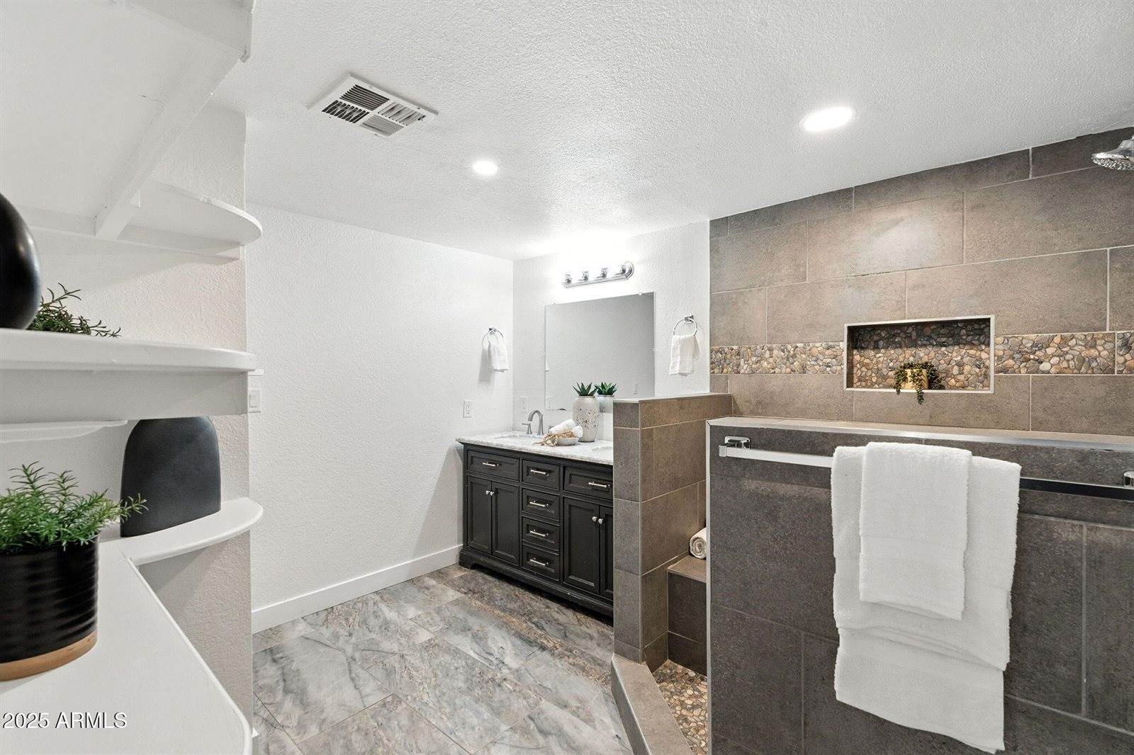 7637 North 7TH Avenue, Phoenix, AZ 85021