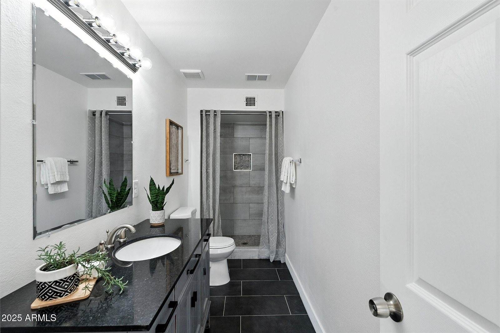 7637 North 7TH Avenue, Phoenix, AZ 85021