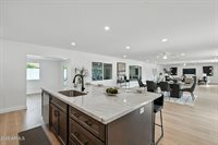 7637 North 7TH Avenue, Phoenix, AZ 85021