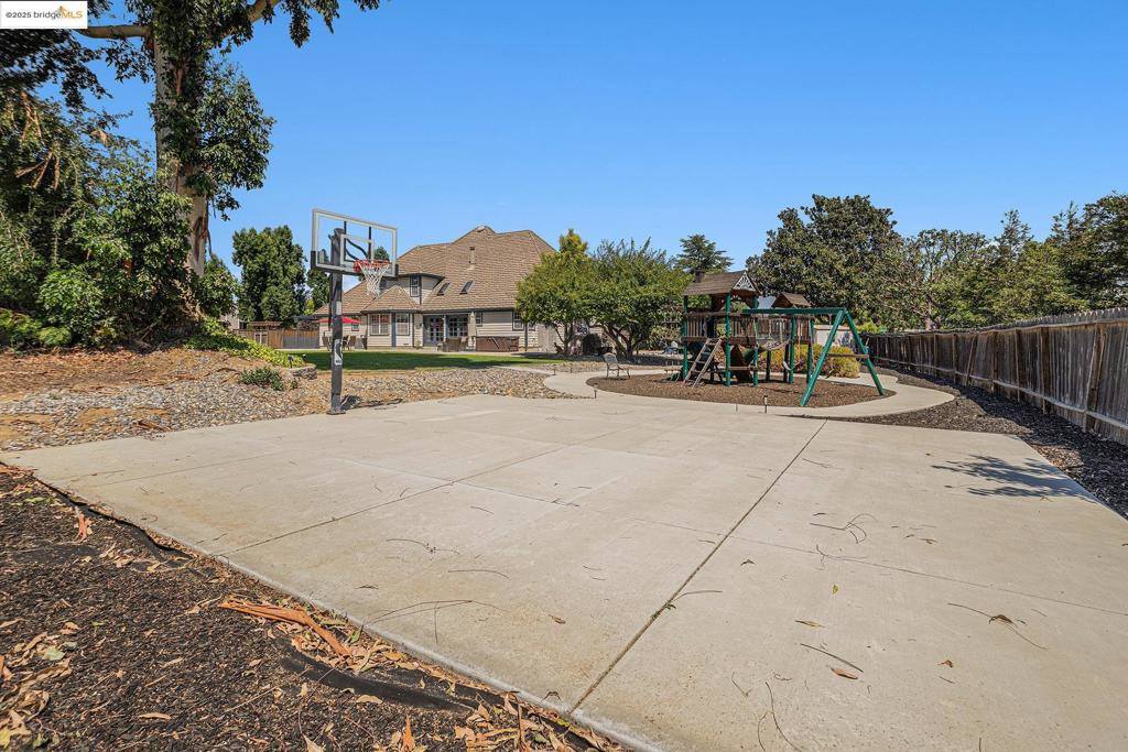 15 Madeira Ct, Oakley, CA 94561
