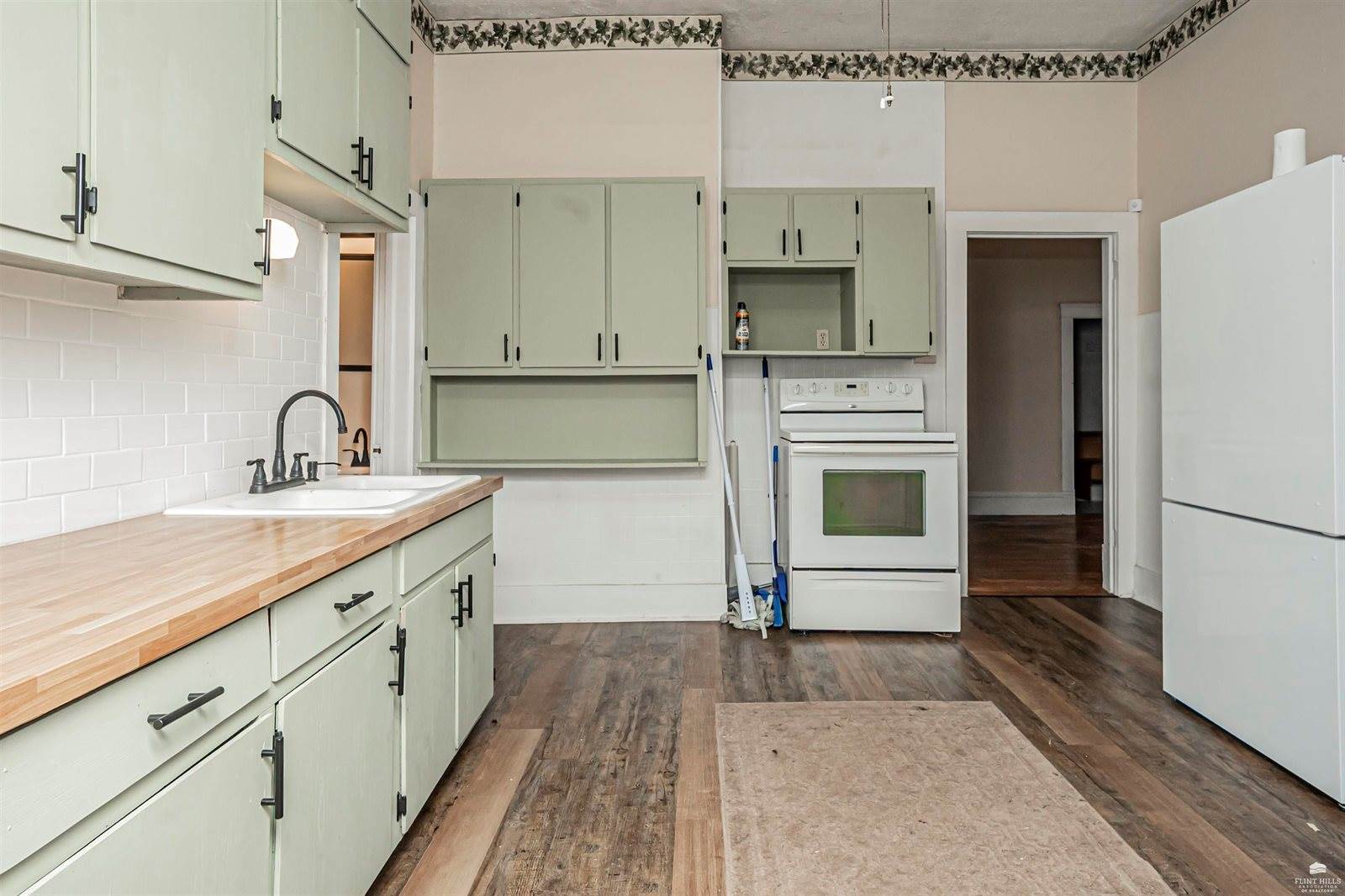 201 South Broadway Street, Herington, KS 67449