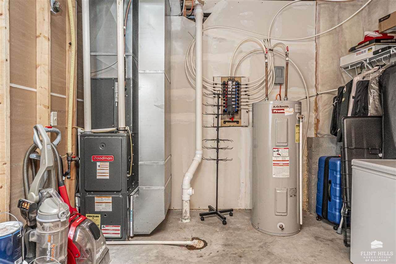 2448 Fox Sparrow Court, Junction City, KS 66441