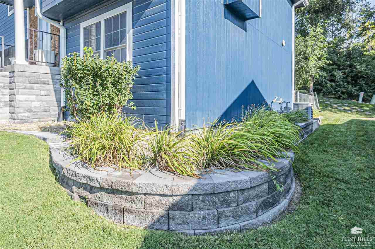 2448 Fox Sparrow Court, Junction City, KS 66441