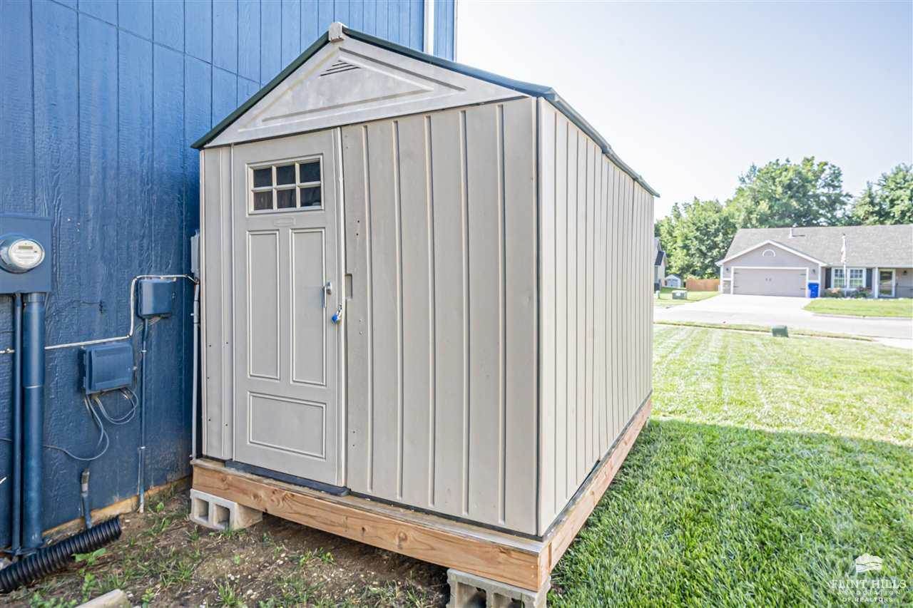 2448 Fox Sparrow Court, Junction City, KS 66441