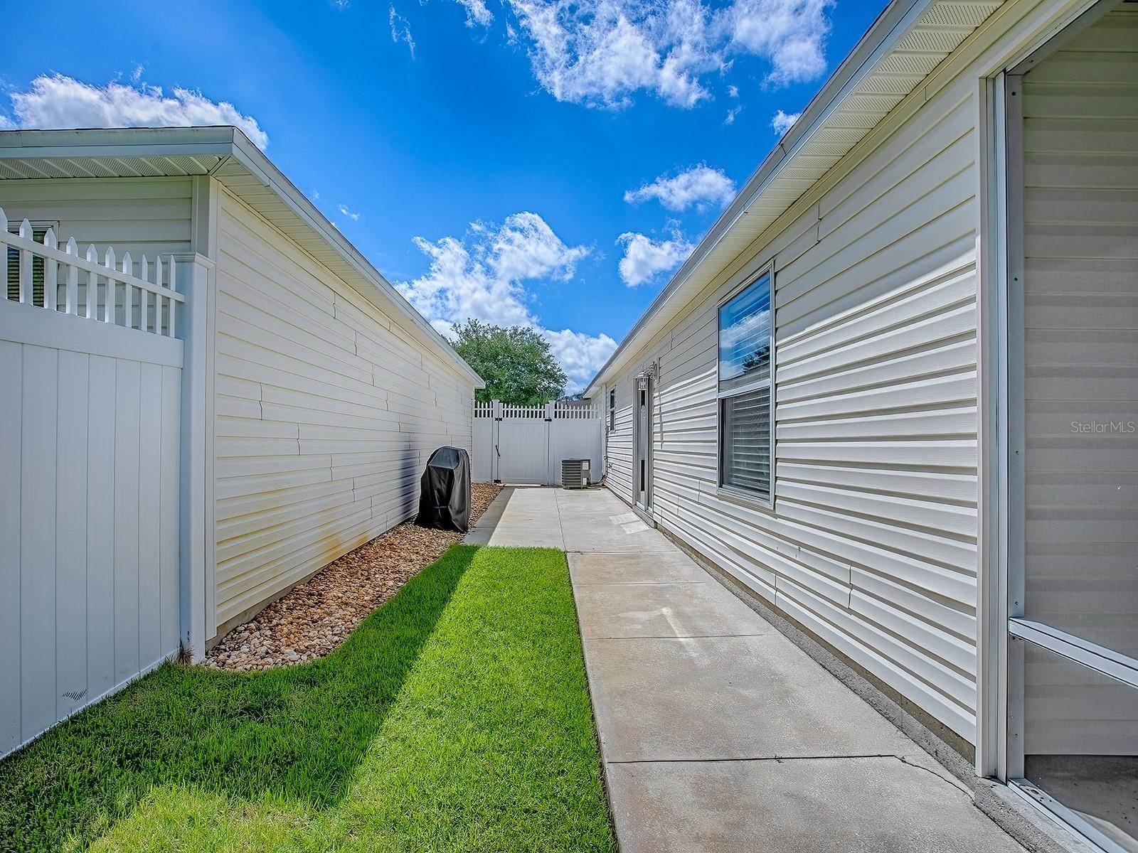 869 Drakeswood Avenue, The Villages, FL 32162