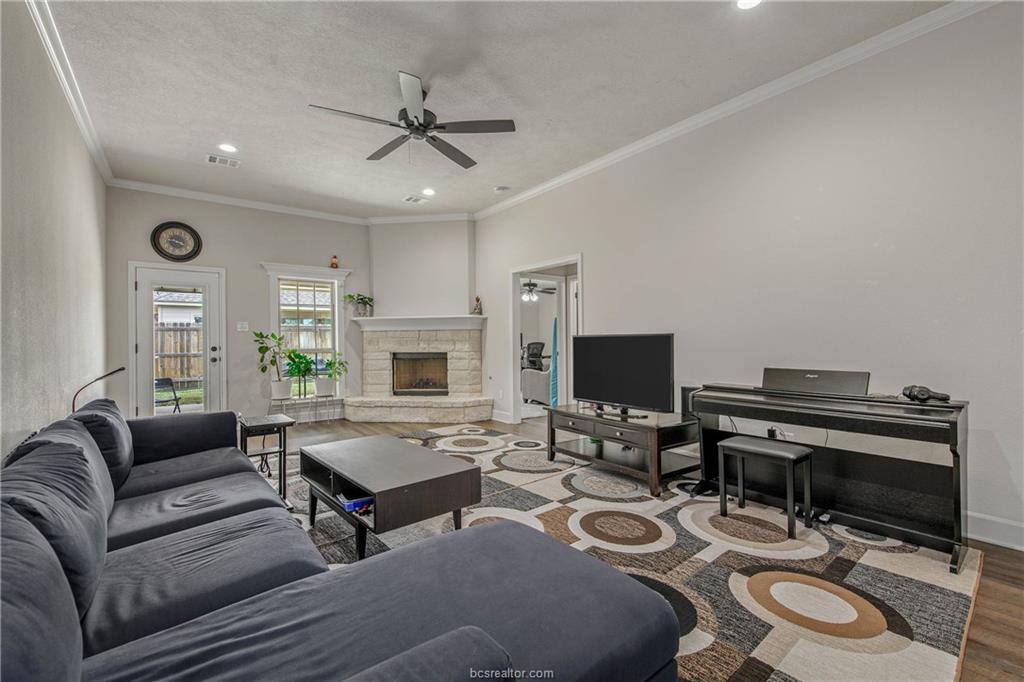 1011 Dove Chase Lane, College Station, TX 77845