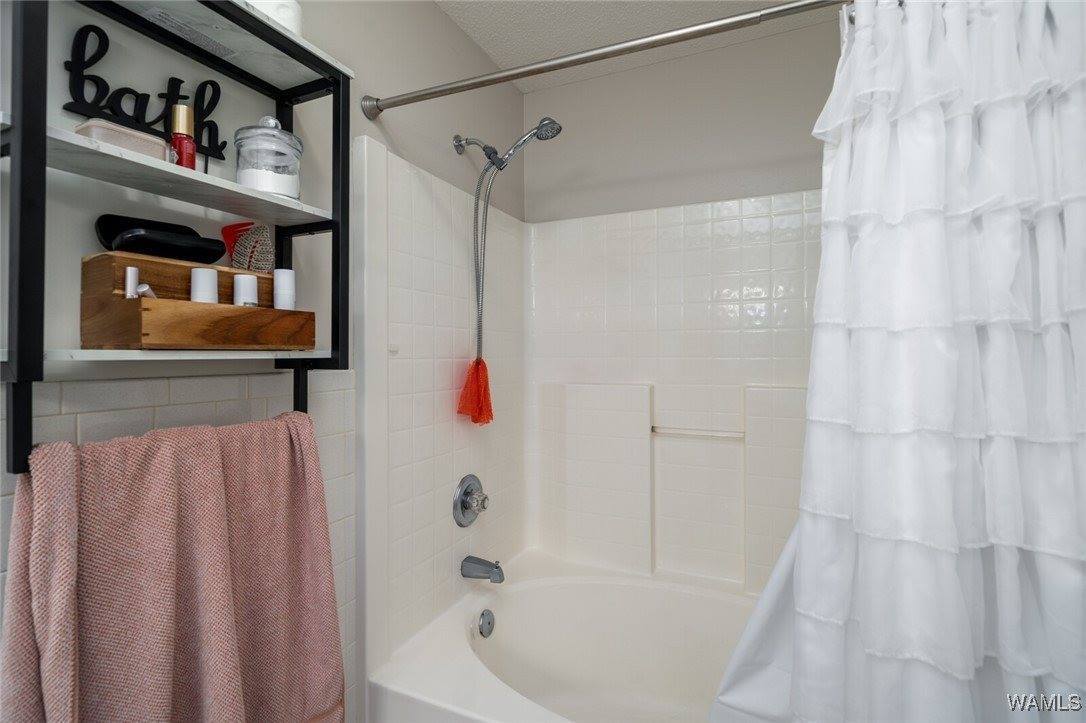 8217 Meadowlake Village Drive, Northport, AL 35473