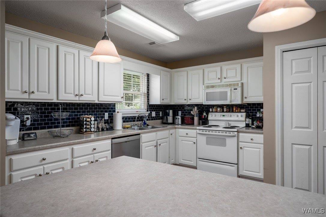 8217 Meadowlake Village Drive, Northport, AL 35473