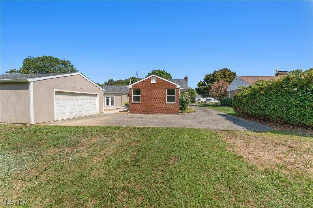 42 Sycamore Drive, New Middletown, OH 44442