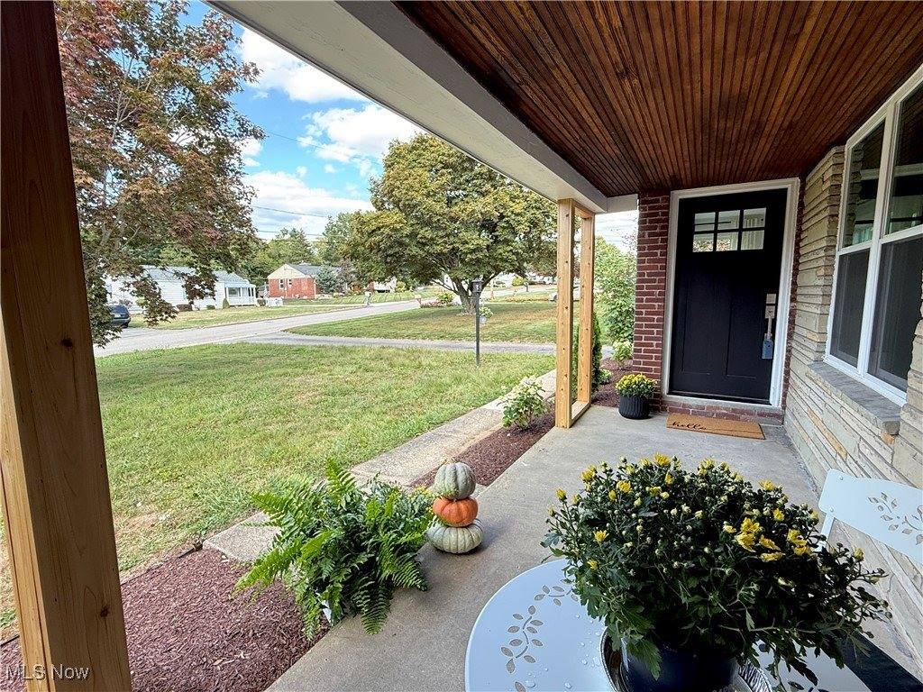 42 Sycamore Drive, New Middletown, OH 44442