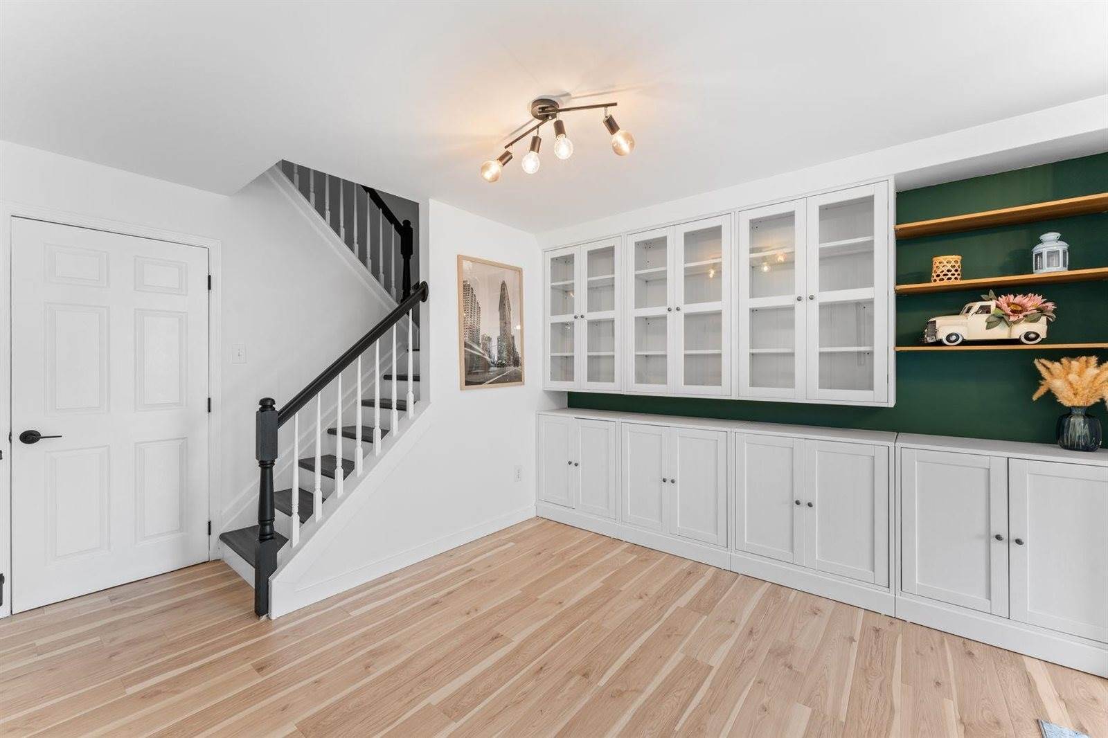 4 Persimmon Ct, JC, West Bergen, NJ 07305