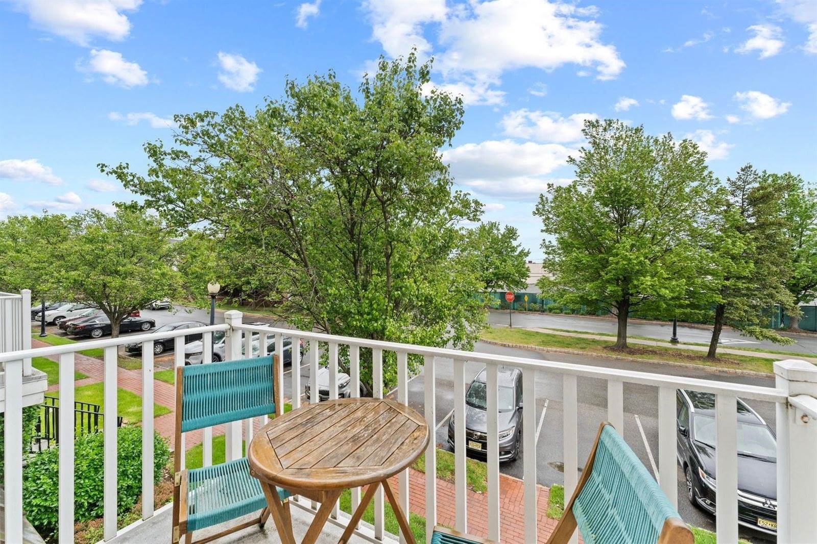 4 Persimmon Ct, JC, West Bergen, NJ 07305