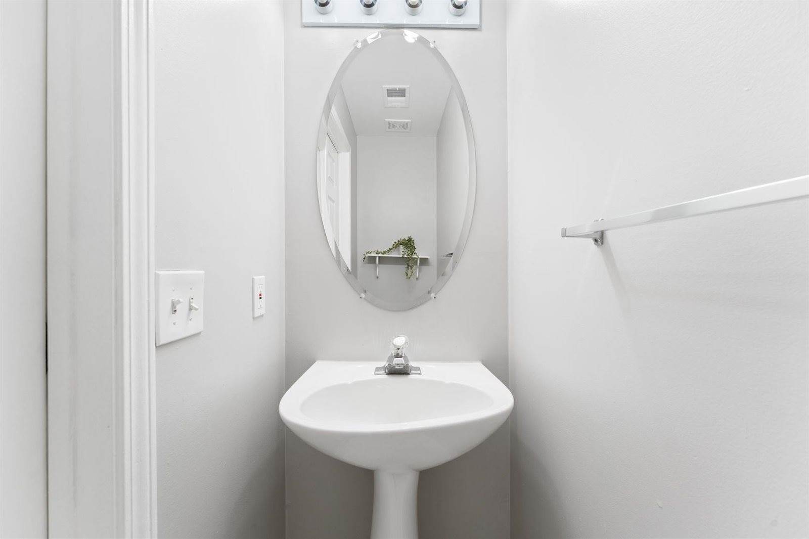 4 Persimmon Ct, JC, West Bergen, NJ 07305