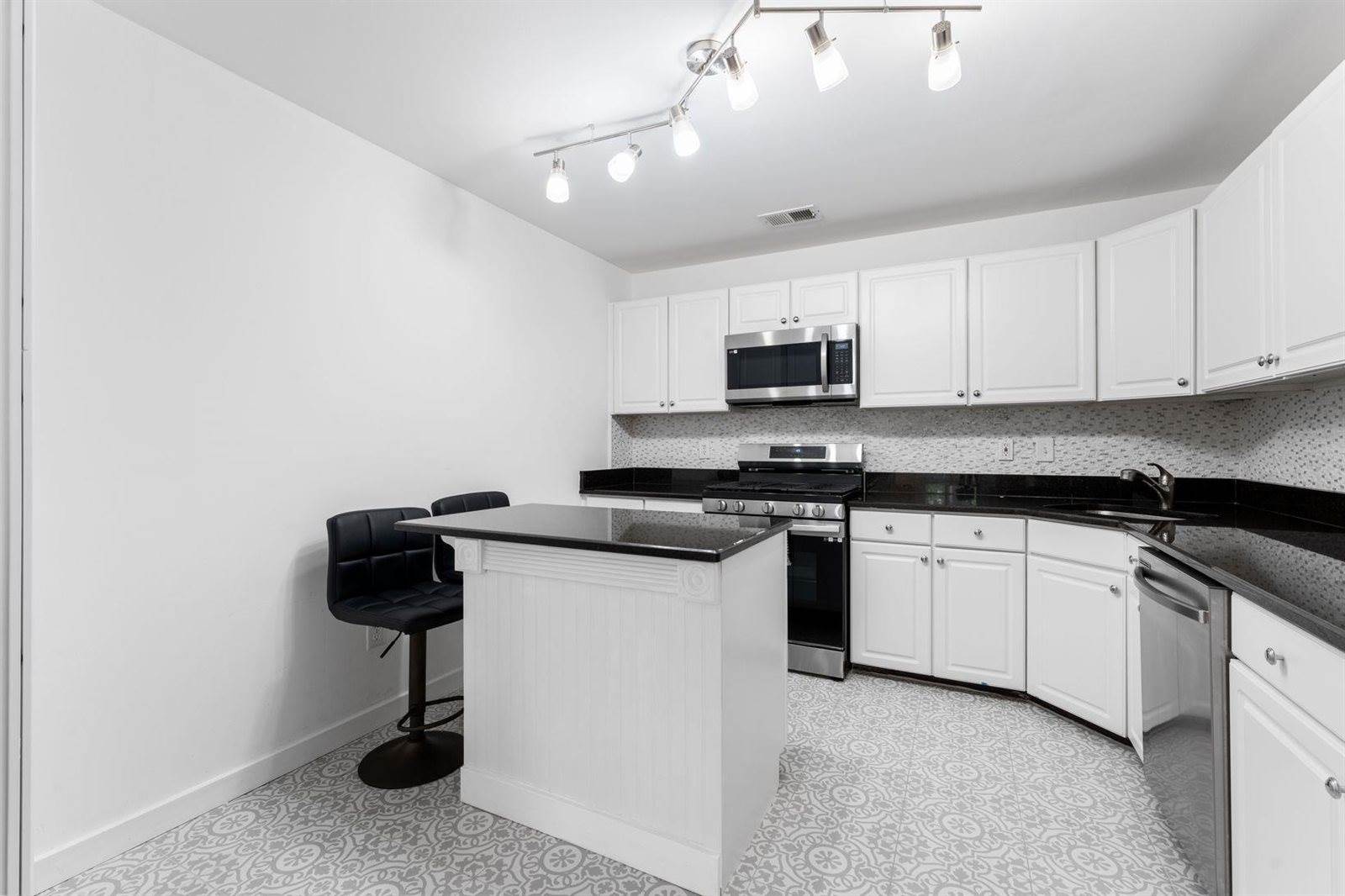 4 Persimmon Ct, JC, West Bergen, NJ 07305