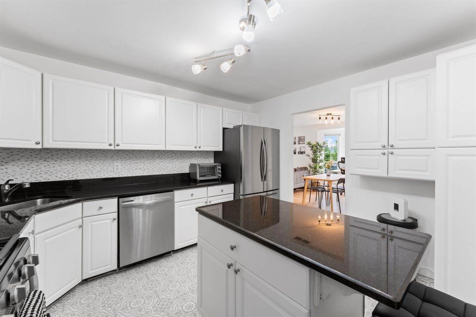 4 Persimmon Ct, JC, West Bergen, NJ 07305