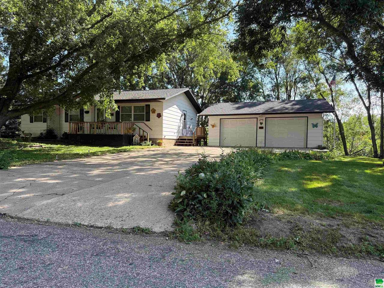 2040 Clover Dr., Akron, IA 51001