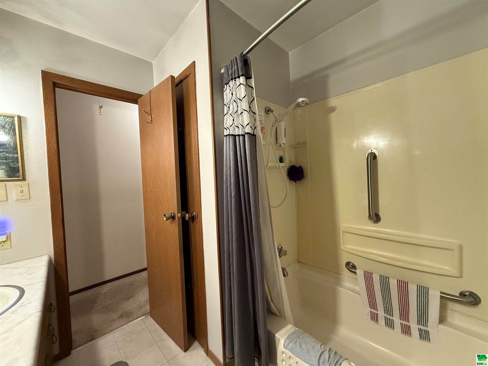 2040 Clover Dr., Akron, IA 51001