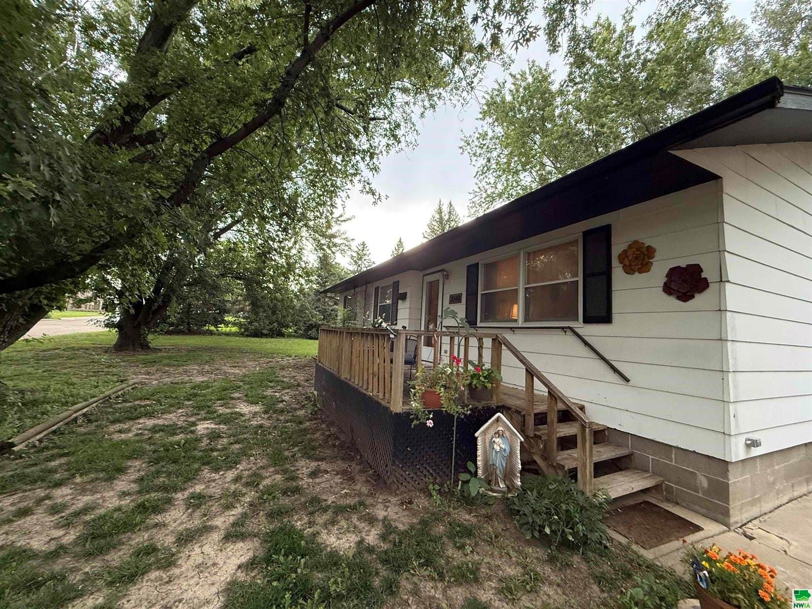 2040 Clover Dr., Akron, IA 51001