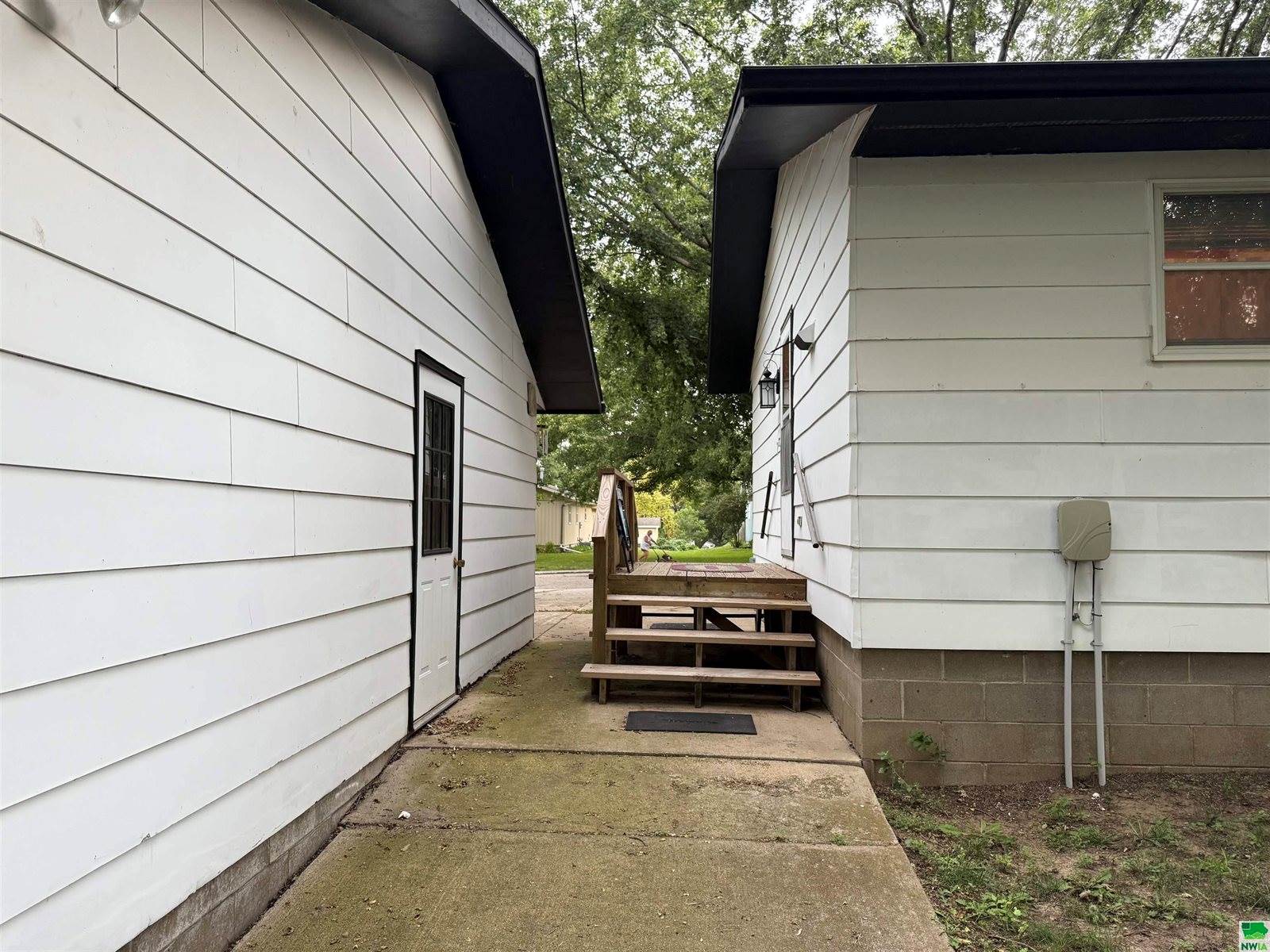 2040 Clover Dr., Akron, IA 51001