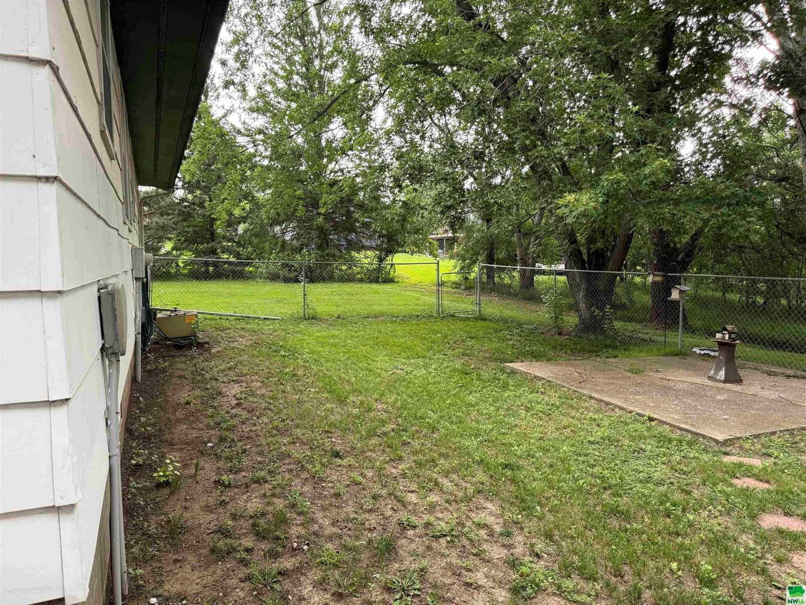 2040 Clover Dr., Akron, IA 51001