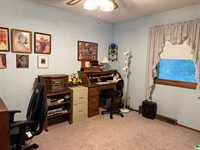 2040 Clover Dr., Akron, IA 51001