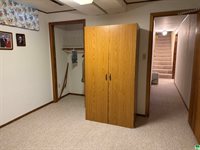 2040 Clover Dr., Akron, IA 51001