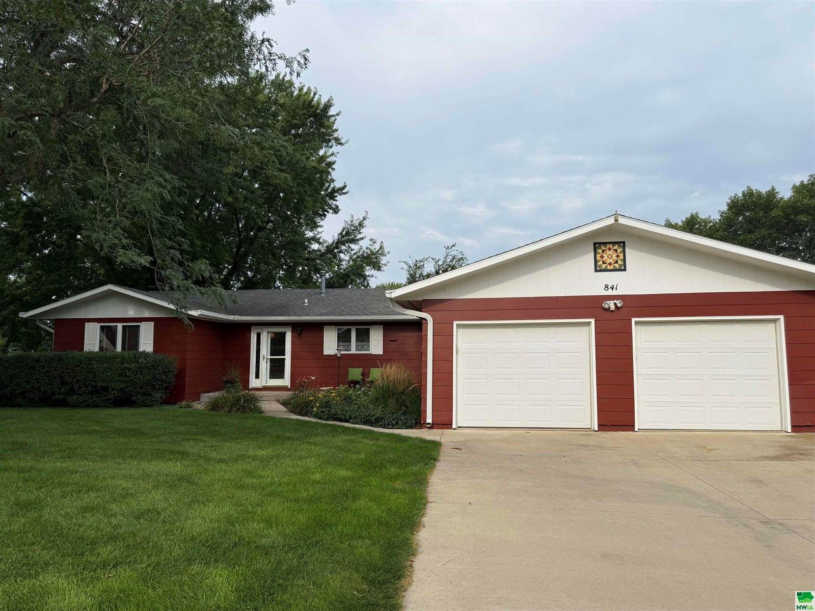 841 Country Club Dr, Akron, IA 51001