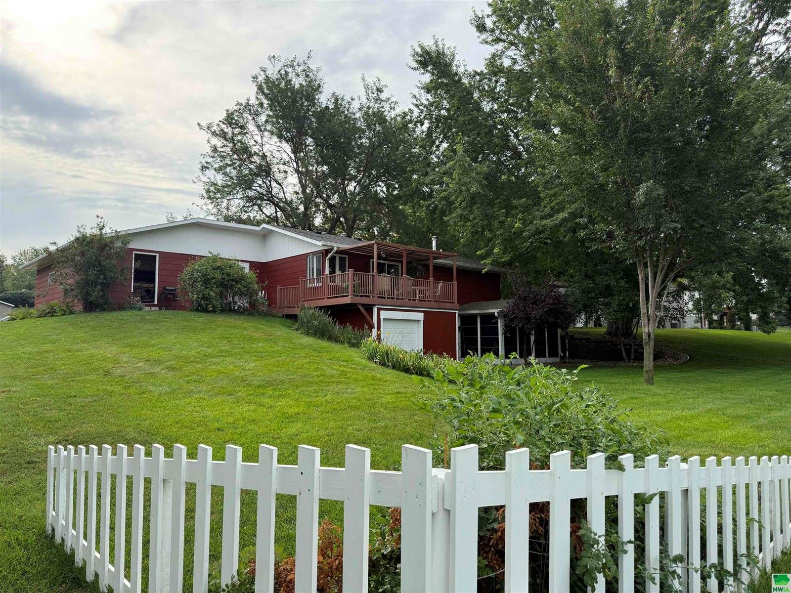 841 Country Club Dr, Akron, IA 51001