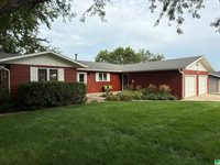 841 Country Club Dr, Akron, IA 51001
