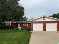 841 Country Club Dr, Akron, IA 51001