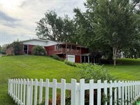 841 Country Club Dr, Akron, IA 51001