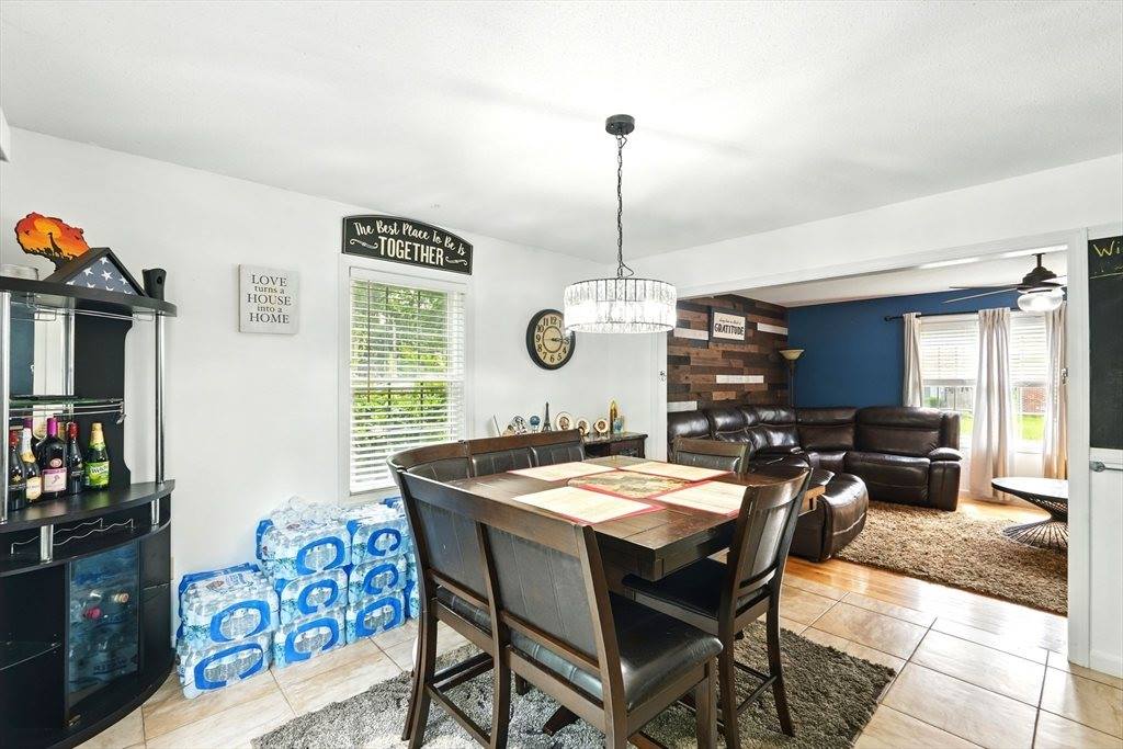 27 Wachusett St, Springfield, MA 01118