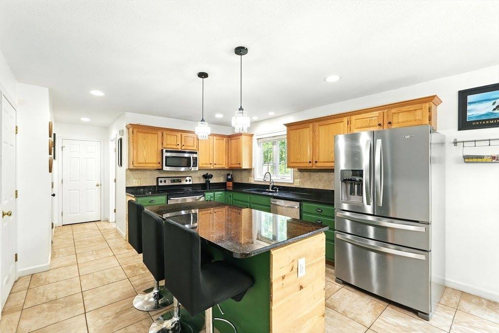 27 Wachusett St, Springfield, MA 01118