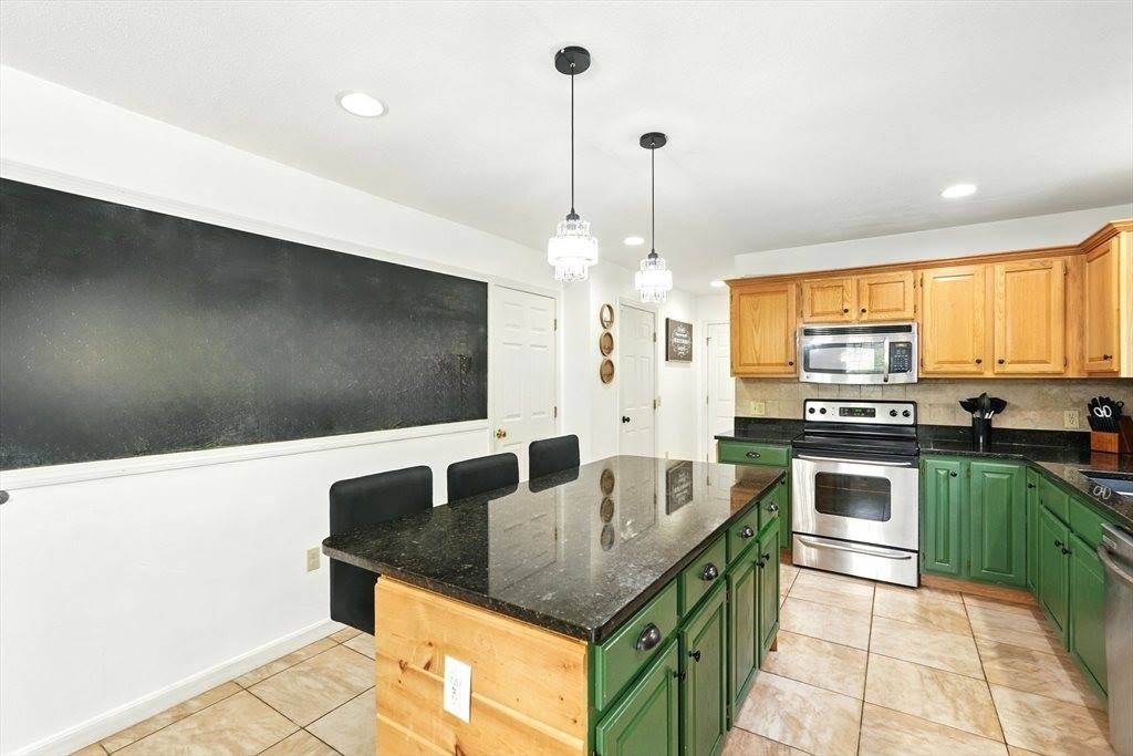 27 Wachusett St, Springfield, MA 01118