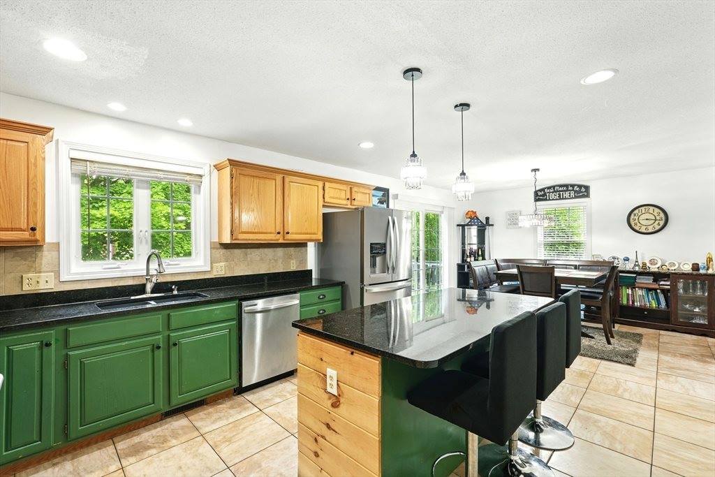 27 Wachusett St, Springfield, MA 01118