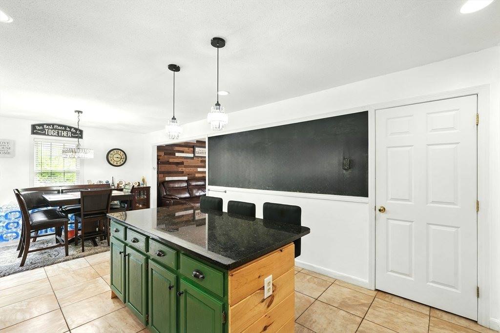 27 Wachusett St, Springfield, MA 01118