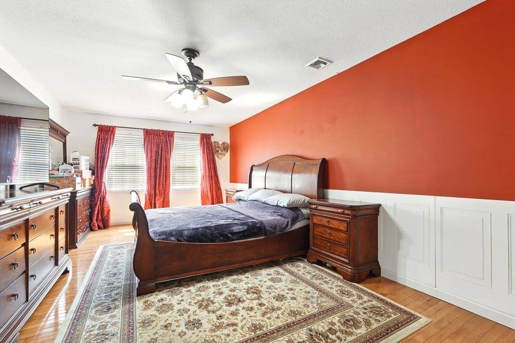 27 Wachusett St, Springfield, MA 01118