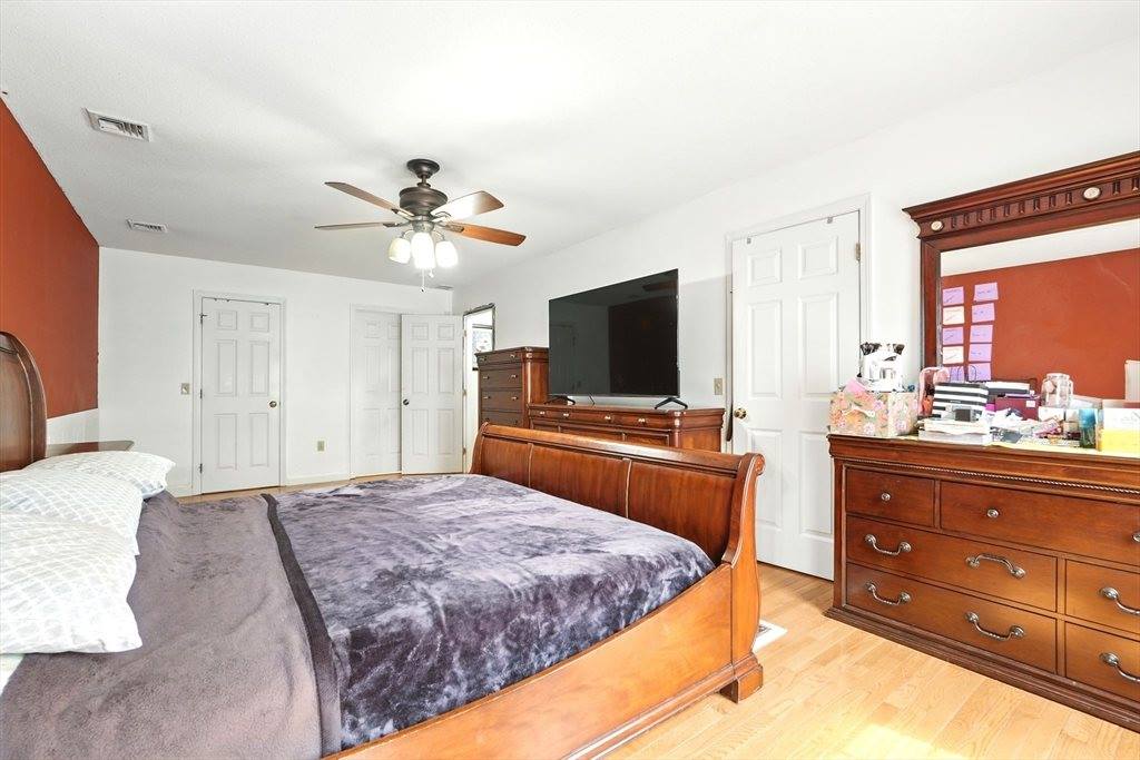 27 Wachusett St, Springfield, MA 01118