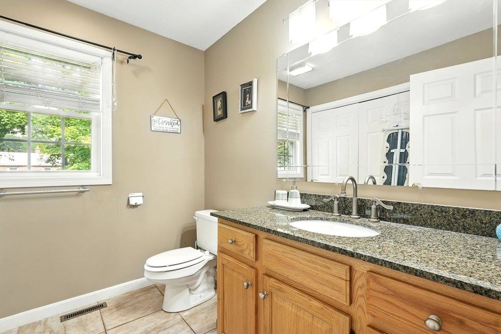 27 Wachusett St, Springfield, MA 01118