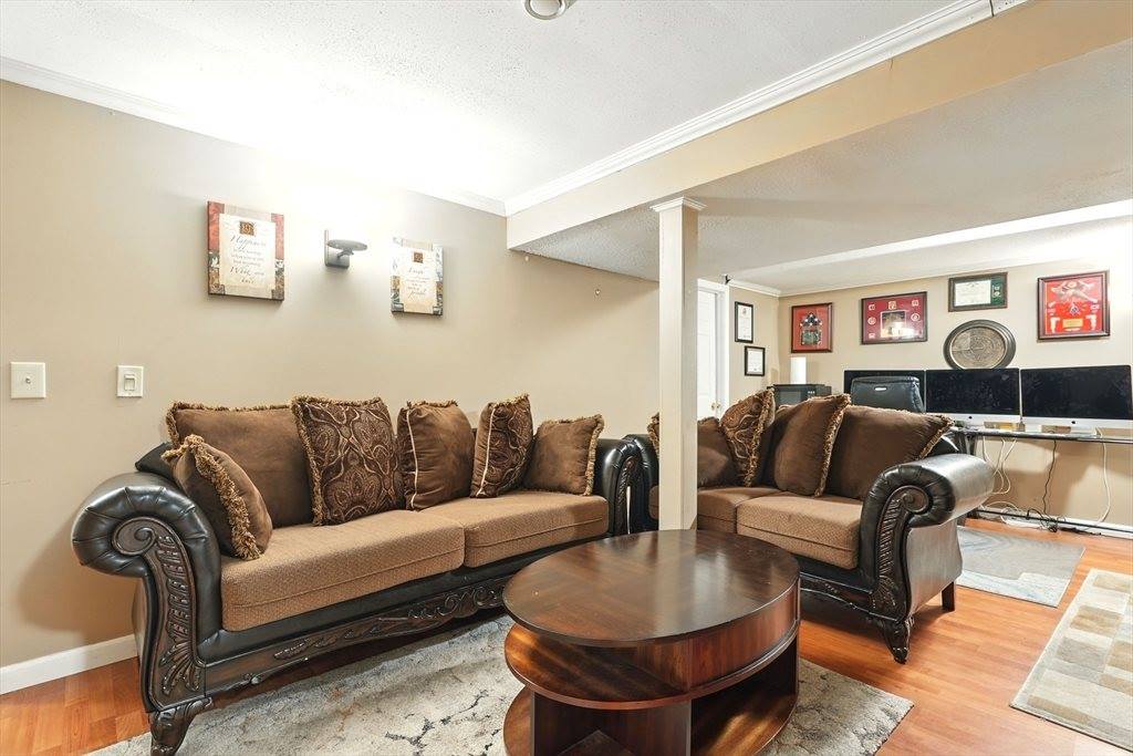 27 Wachusett St, Springfield, MA 01118