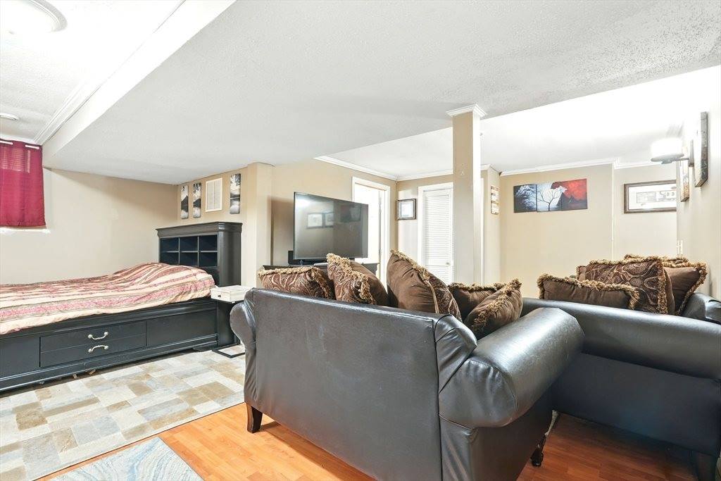 27 Wachusett St, Springfield, MA 01118