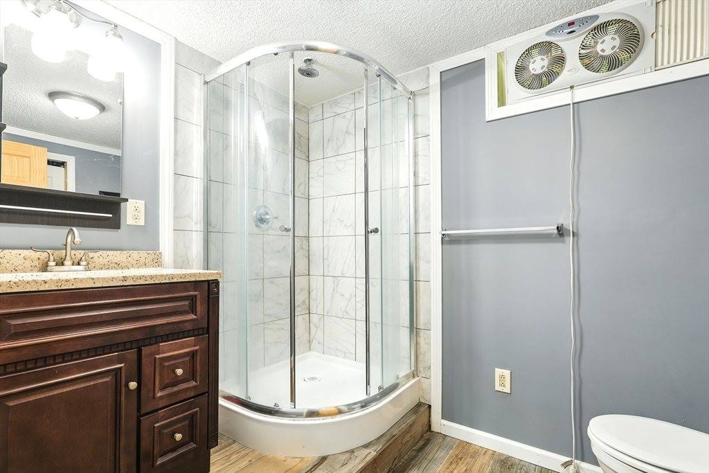 27 Wachusett St, Springfield, MA 01118