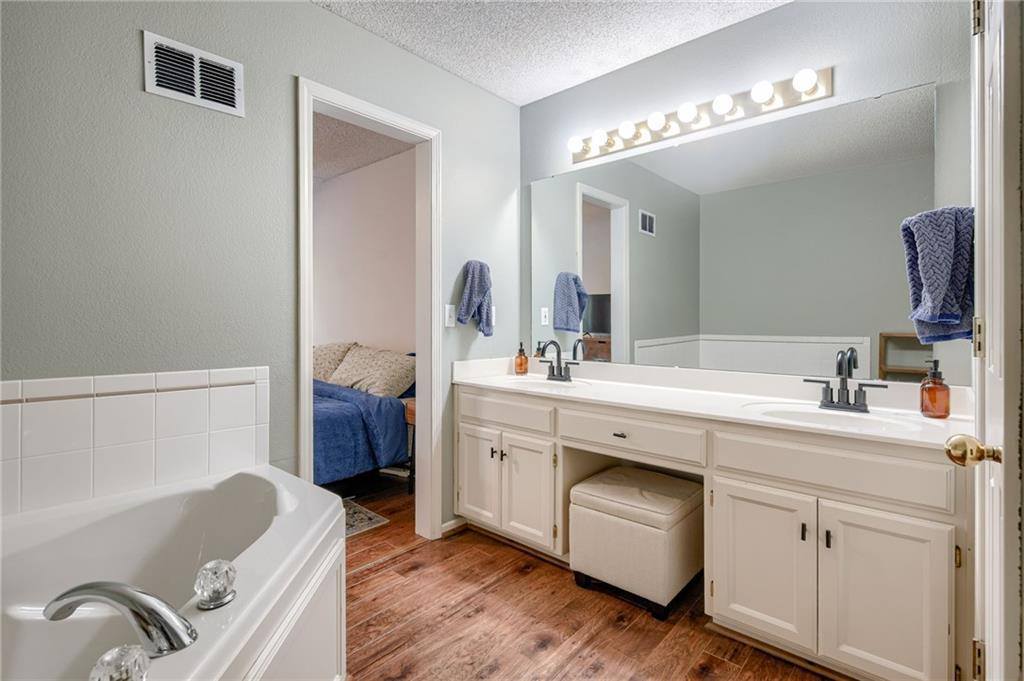 628 NE Swann Circle, Lee's Summit, MO 64086