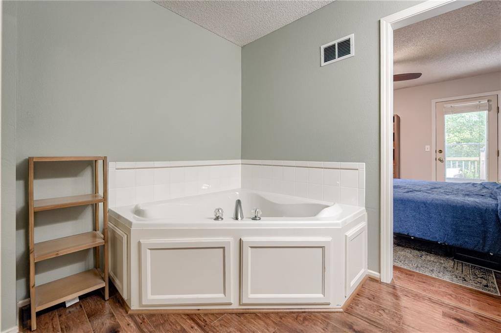 628 NE Swann Circle, Lee's Summit, MO 64086