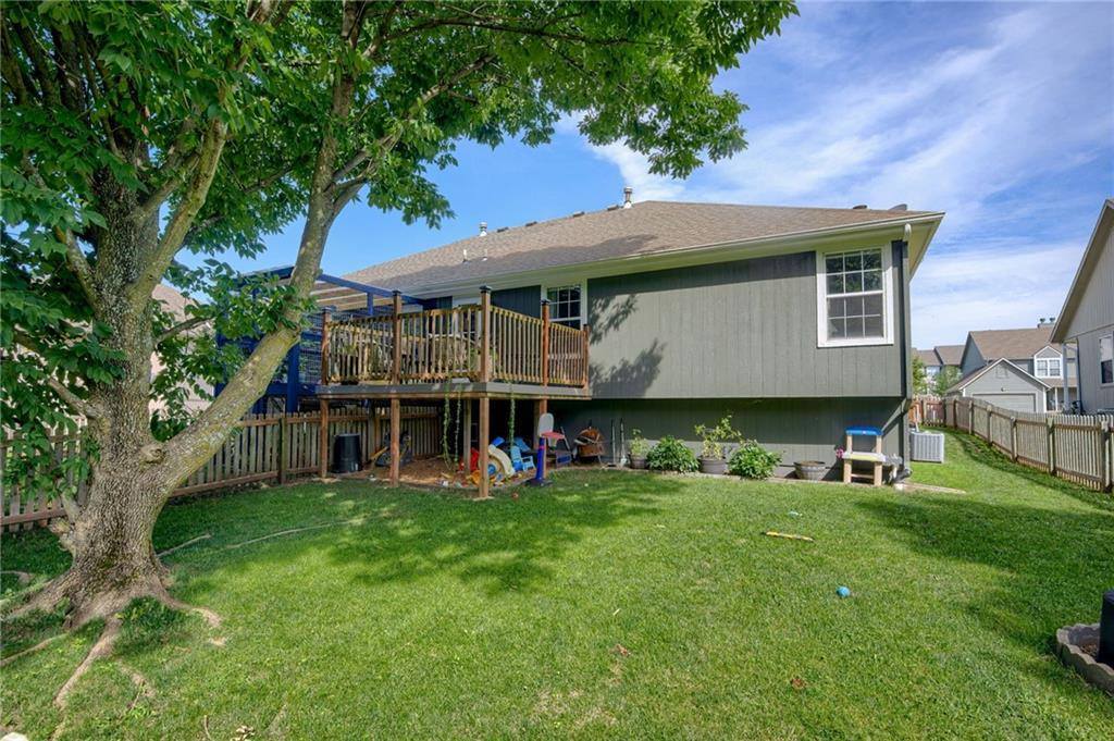 628 NE Swann Circle, Lee's Summit, MO 64086