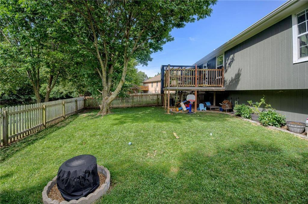 628 NE Swann Circle, Lee's Summit, MO 64086