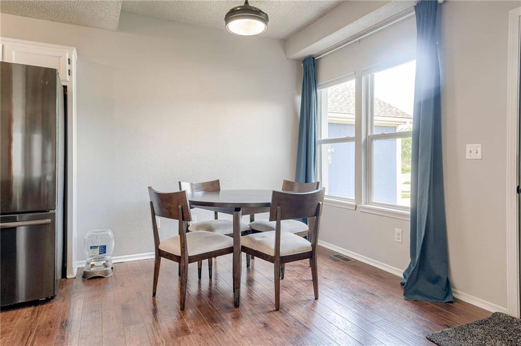 628 NE Swann Circle, Lee's Summit, MO 64086