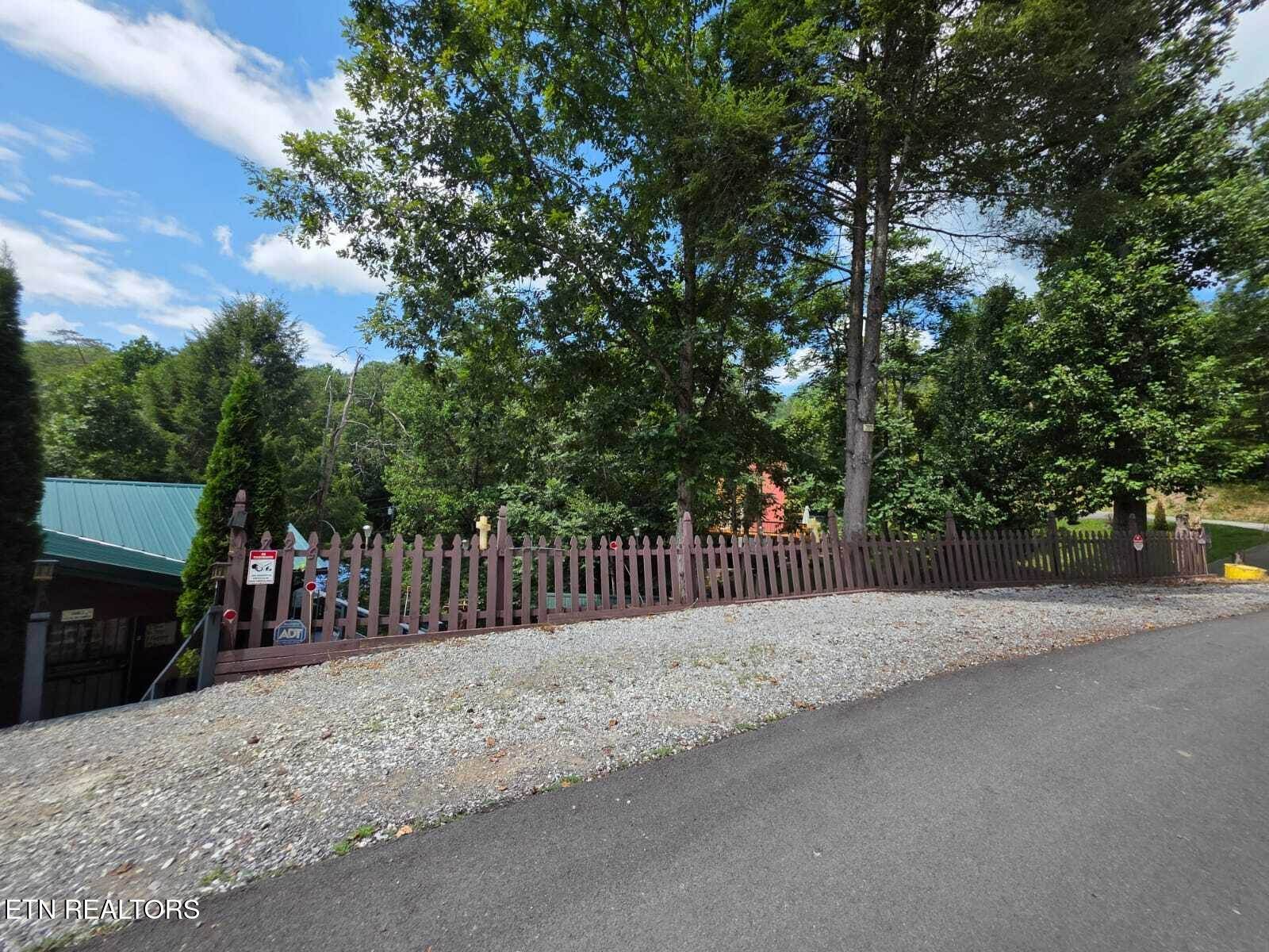 1725 Red Bone Way, Sevierville, TN 37876